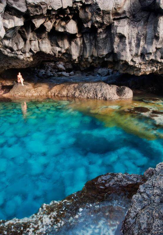 Charco Azul på El Hierro, et naturligt bassin med turkis vand omgivet af mørk vulkansk klippe.