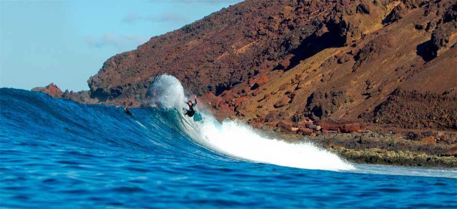 Surf på højrebølgen ved Lobos Surfspots på Fuerteventura