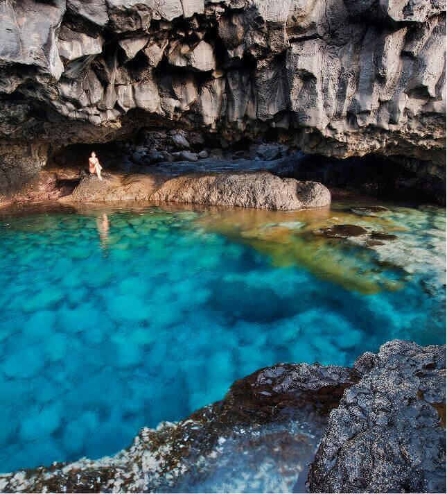 Charco Azul på El Hierro, et naturligt bassin med turkis vand omgivet af mørk vulkansk klippe.