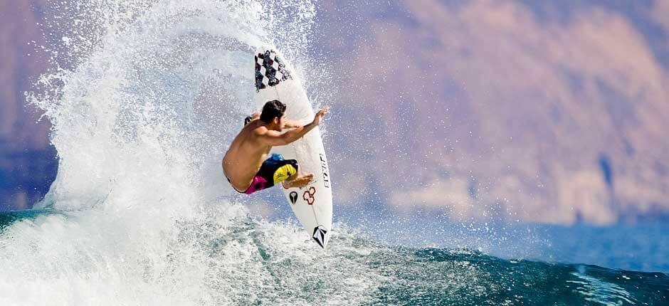 Surf på venstrebølgen ved San Juan Surfspots på Lanzarote