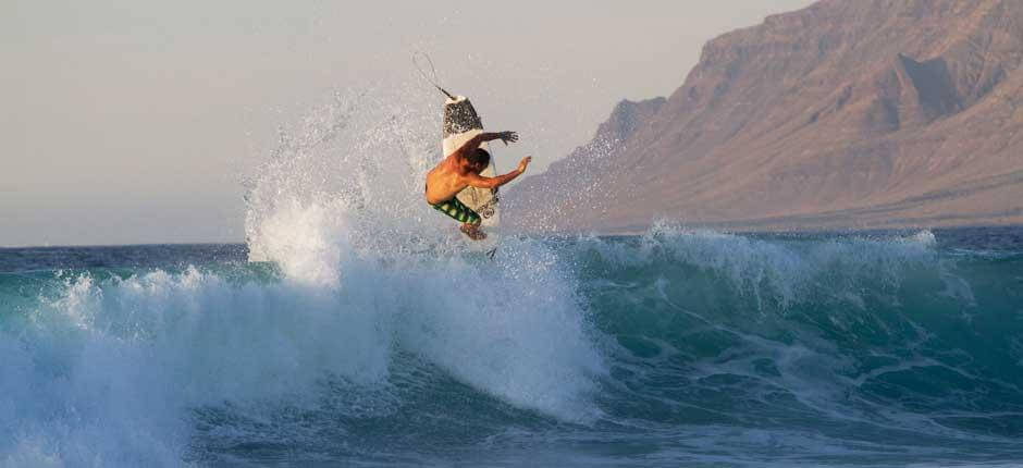 Surf på venstrebølgen ved San Juan Surfspots på Lanzarote