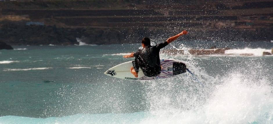 Surf på højrebølgen ved Lloret Surfspots på Gran Canaria