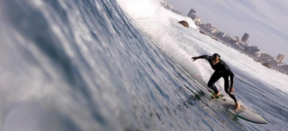 Surf på højrebølgen ved Lloret Surfspots på Gran Canaria